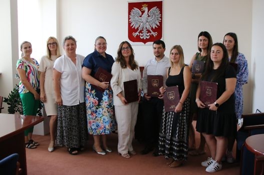 Nauczyciele w gabinecie wójta po wręczeniu awansów.