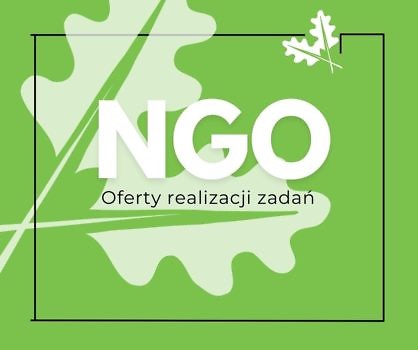 Grafika zielona z napisem NGO - oferty realizacji zadań. W tle liście dębu.