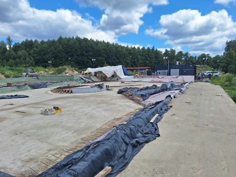 Widok na budujący się skatepark